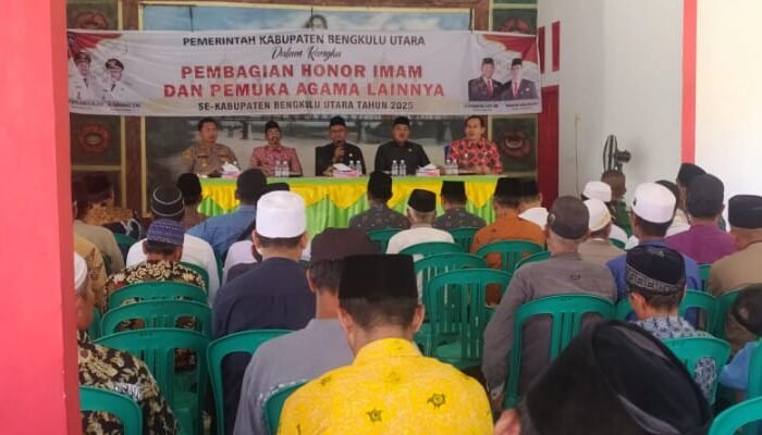 Pemkab Bengkulu Utara berikan honor kepada 249 tokoh agama sebagai bentuk apresiasi atas dedikasi menjaga kerukunan umat.